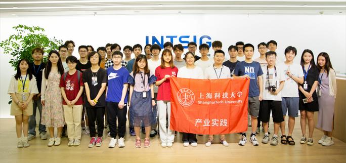 上海科技大學(xué)智能生活組齊聚合合信息，沉浸式體驗(yàn)人工智能產(chǎn)品